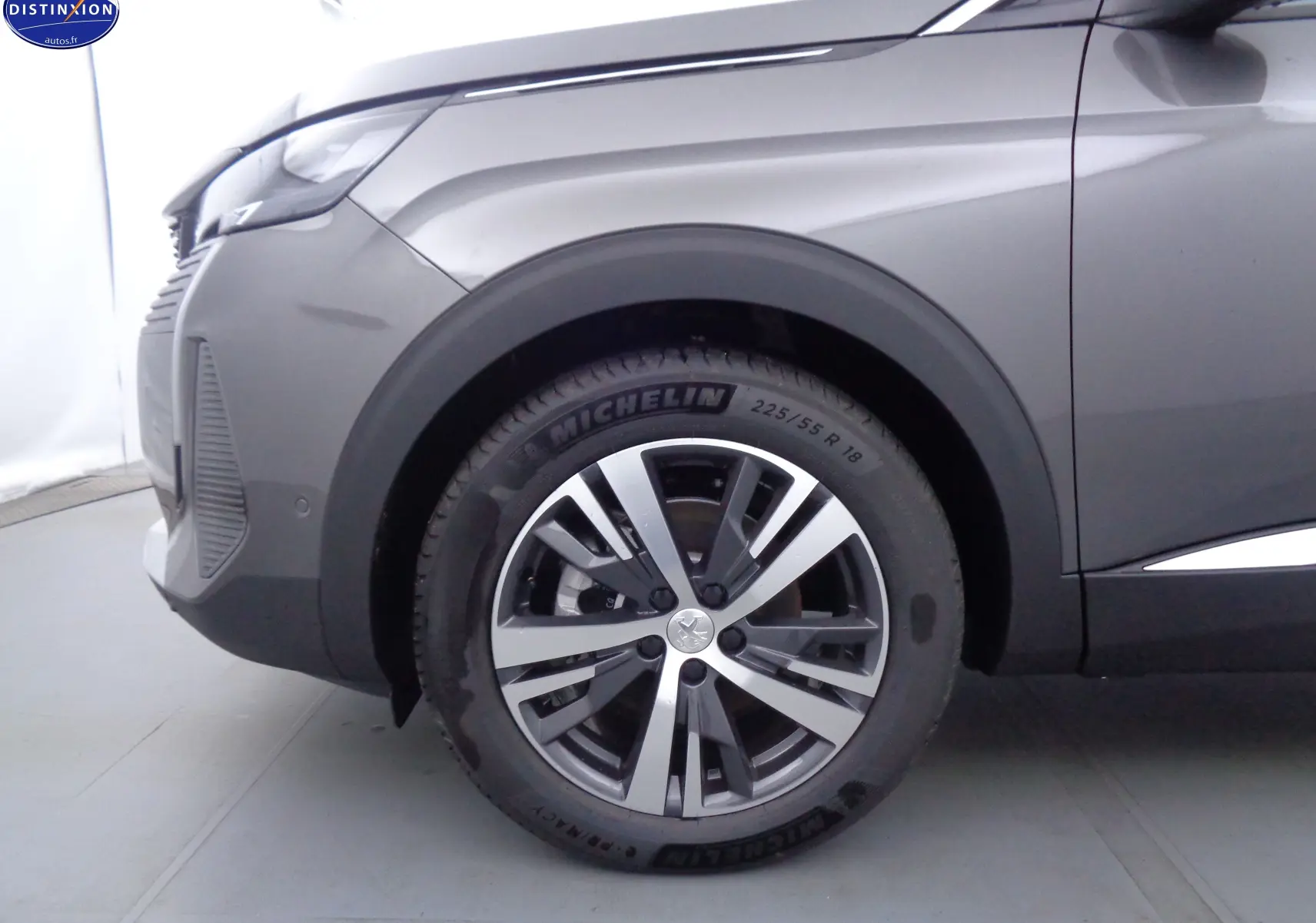 Gros plan sur la roue avant gauche du Peugeot 3008 gris platinium métal, mettant en valeur la jante alliage et le pneu Michelin.