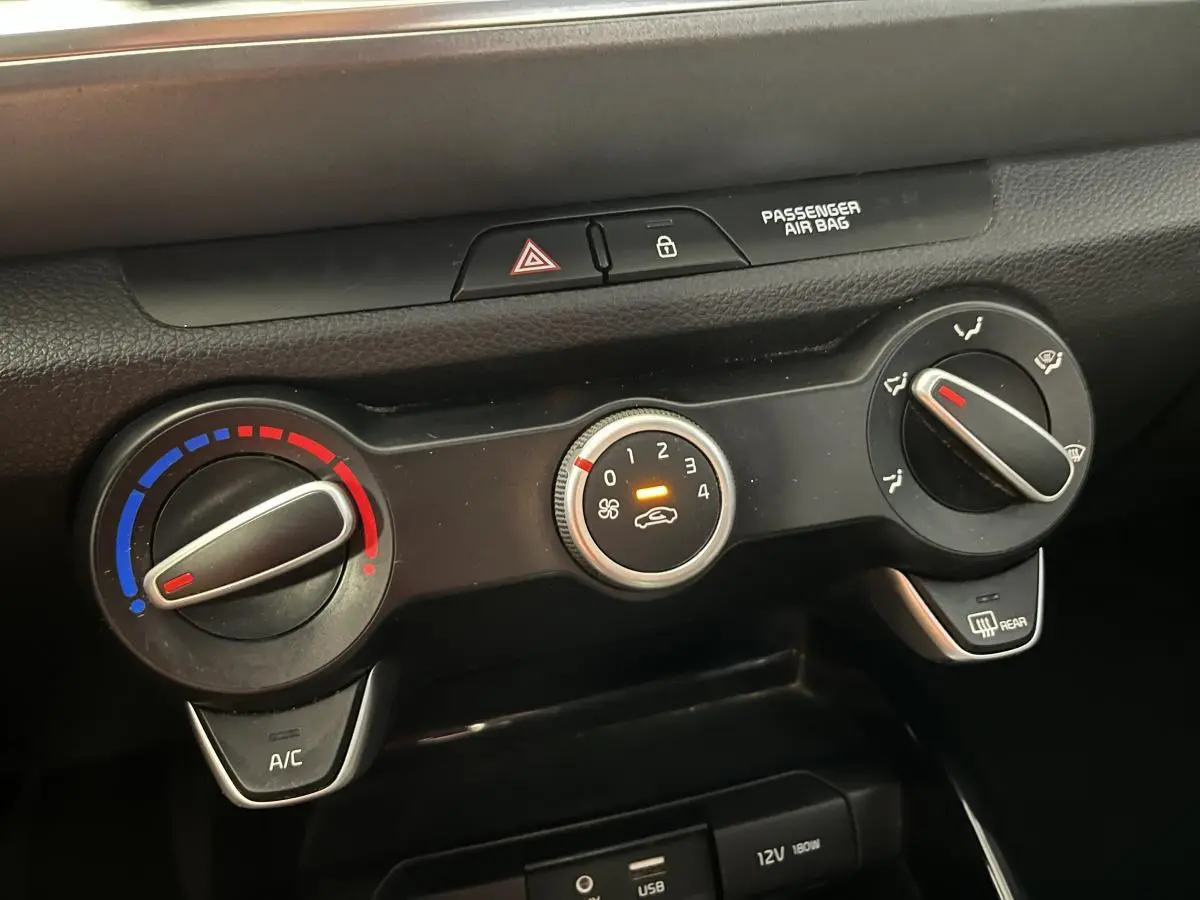 Détail de la console centrale noire du Kia Stonic 2019 montrant les commandes manuelles de climatisation et verrouillage central.