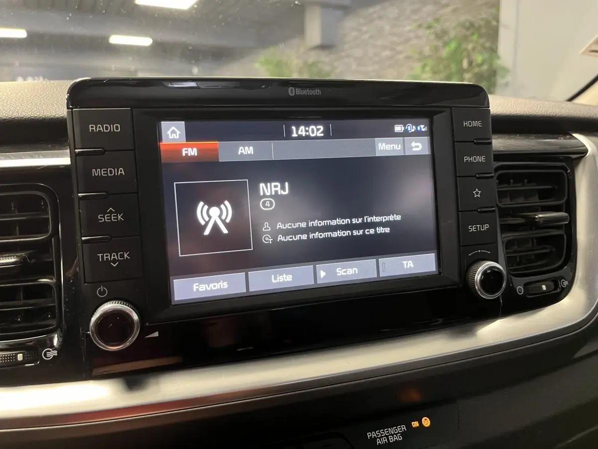 Écran tactile central du tableau de bord du Kia Stonic 2019 affichant la radio NRJ en mode FM.