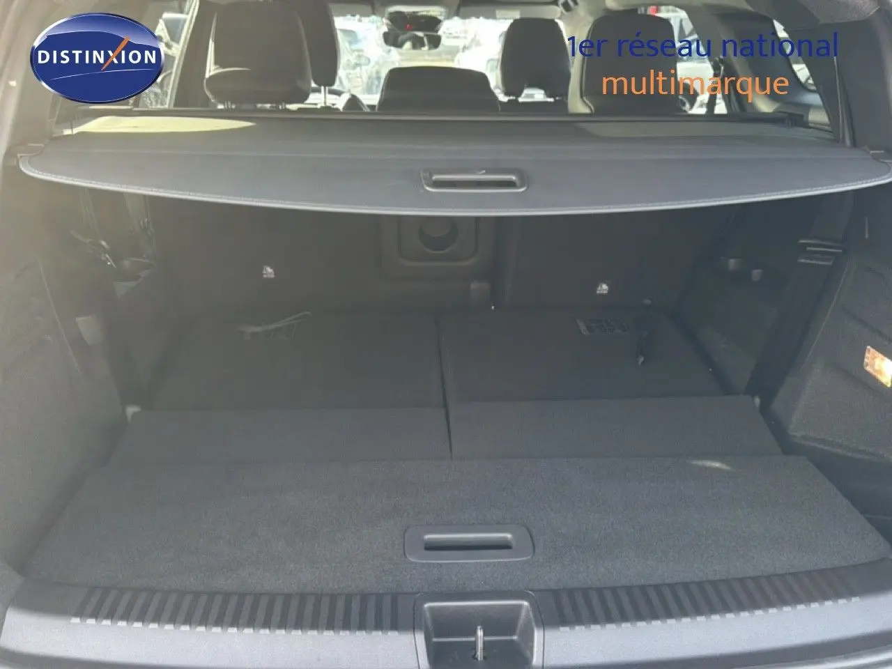 Coffre ouvert du Renault Espace 2025 noir étoile métal, montrant l'espace de chargement avec banquette arrière rabattue.