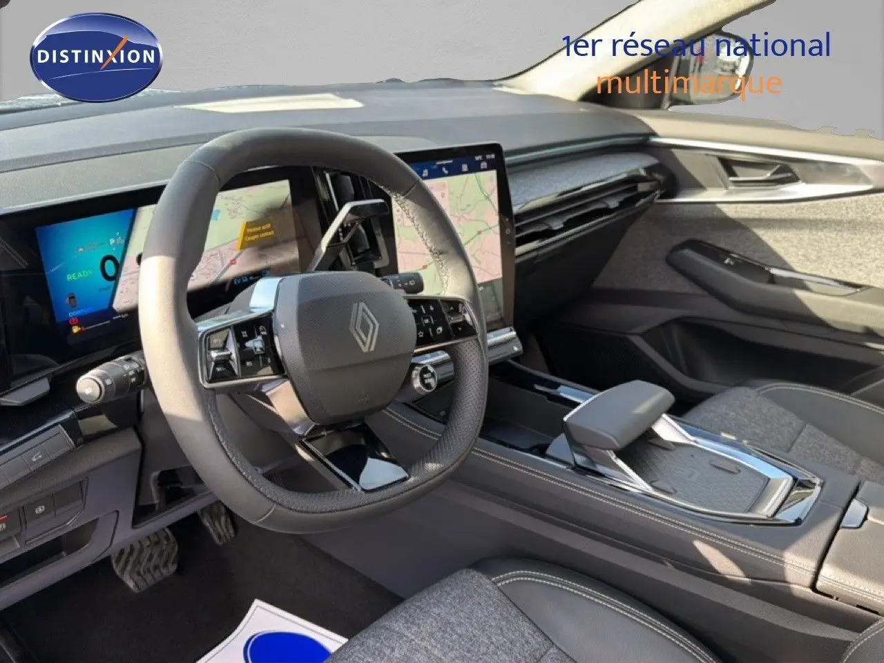 Intérieur de la Renault Espace 2025 vue côté conducteur, avec tableau de bord numérique et finition tissu cuir gris.
