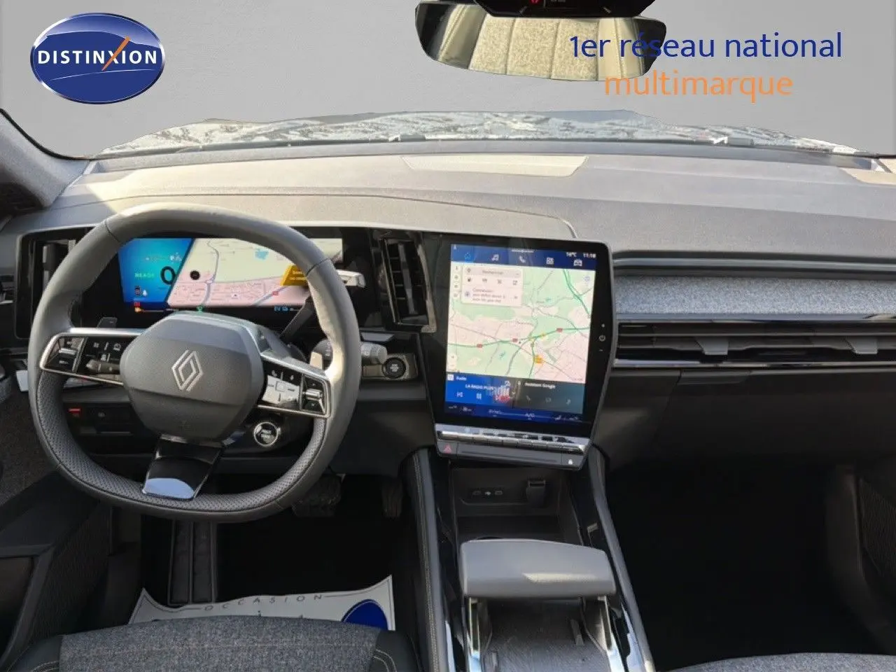 Intérieur du Renault Espace 2025 noir étoile métal, vue avant centrée sur le tableau de bord et l'écran tactile vertical.