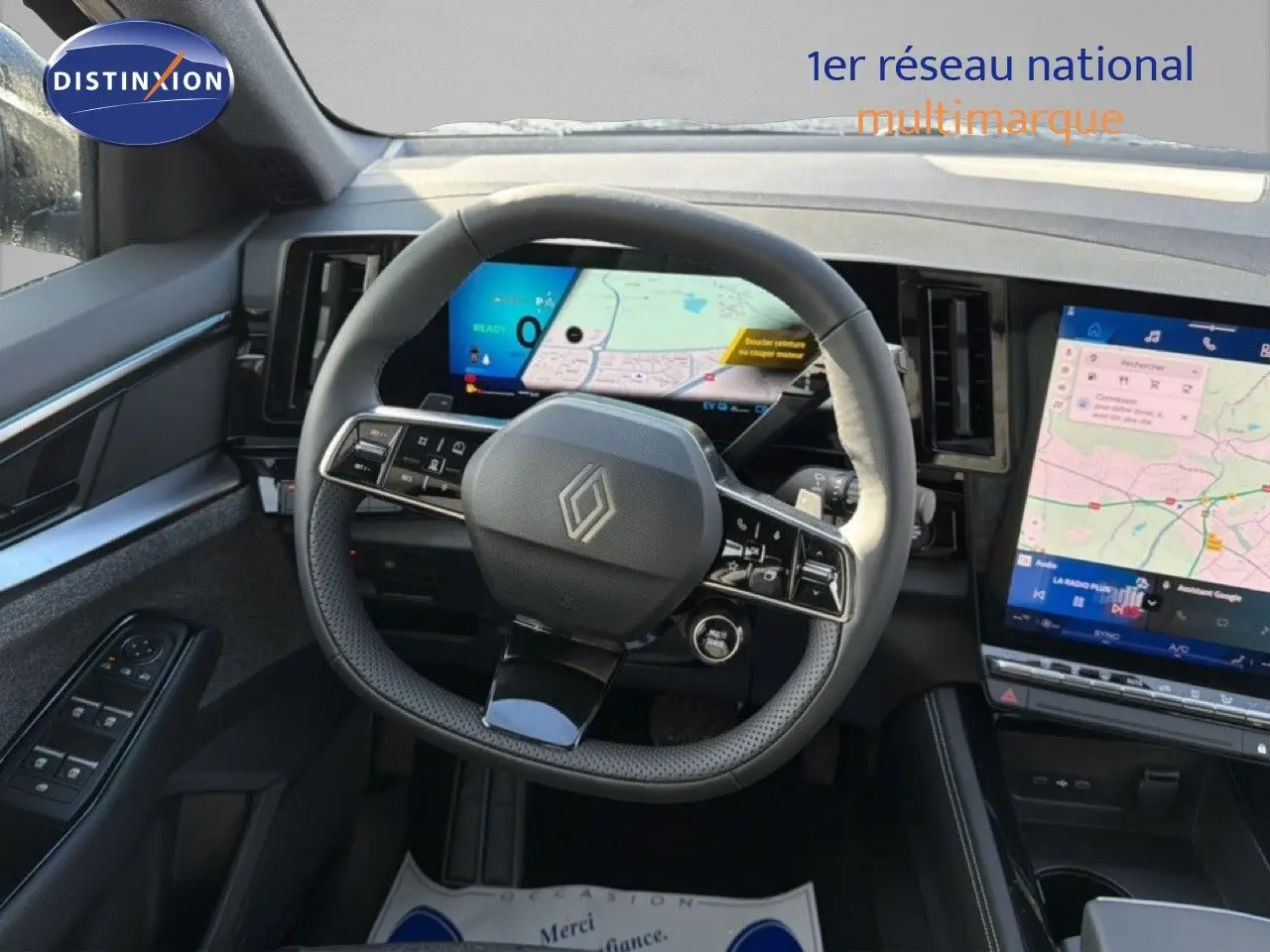 Intérieur du Renault Espace 2025 noir étoile métal, vue centrée sur le volant multifonction et les écrans numériques.