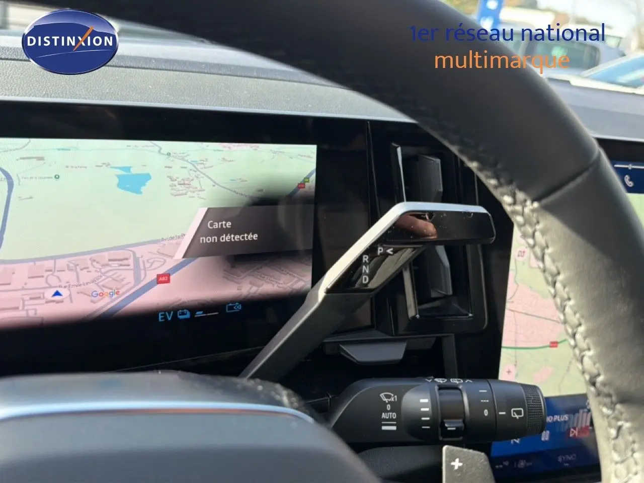 Le levier de vitesses automatique et l'écran de navigation du tableau de bord du Renault Espace noir étoile métal 2025.