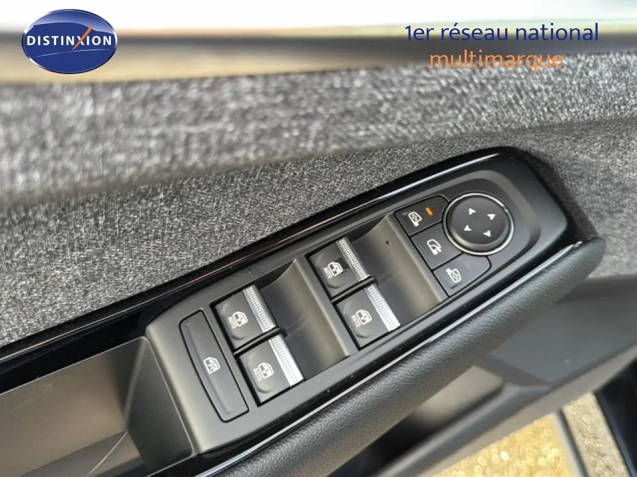 Gros plan sur les commandes des vitres électriques et rétroviseurs sur la porte côté conducteur du Renault Espace noir étoile métal 2025.