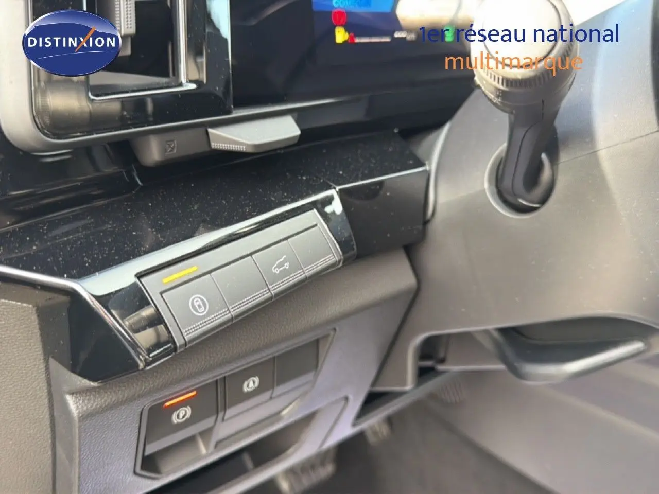 Gros plan sur la console centrale noire brillante du Renault Espace 2025, montrant les boutons de verrouillage et coffre.