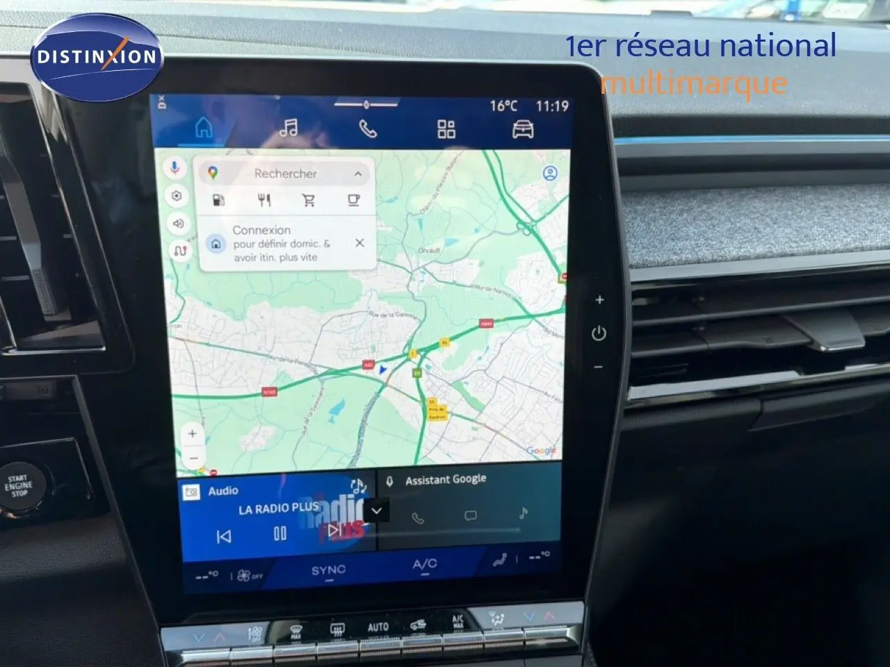 Écran tactile central du tableau de bord du Renault Espace 2025 noir étoile métal, affichant la navigation GPS.