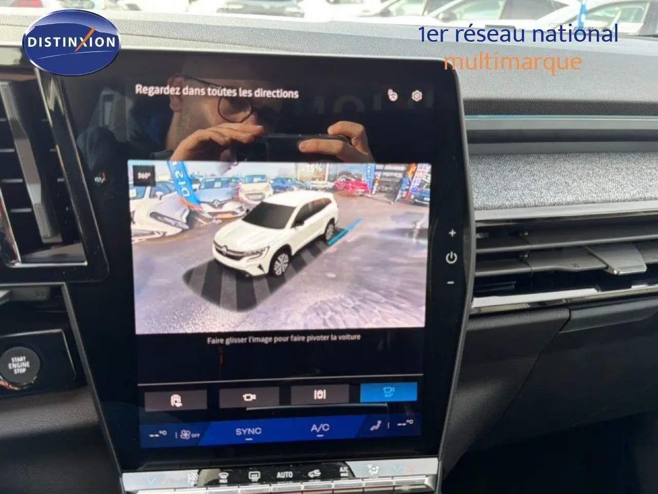 Écran tactile intérieur montrant la vue 360° d’un Renault Espace noir étoile métal en stationnement.