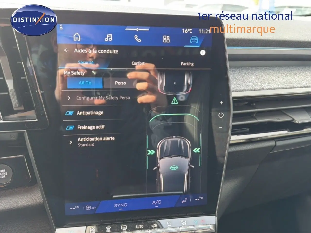 Écran tactile central du Renault Espace 2025 noir étoile métal affichant les aides à la conduite en mode confort.