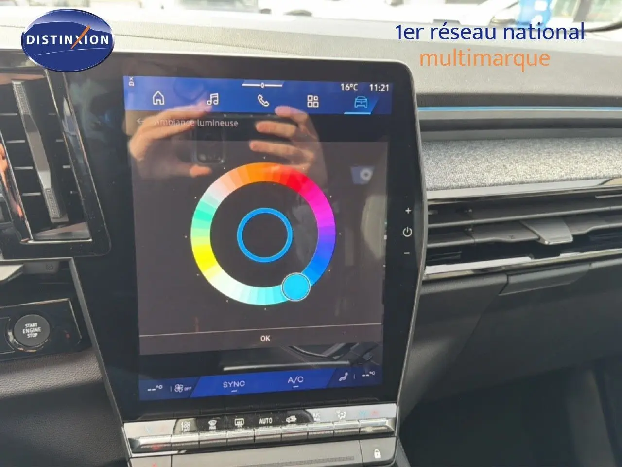 Écran tactile central du tableau de bord du Renault Espace 2025, affichant le réglage d'ambiance lumineuse.