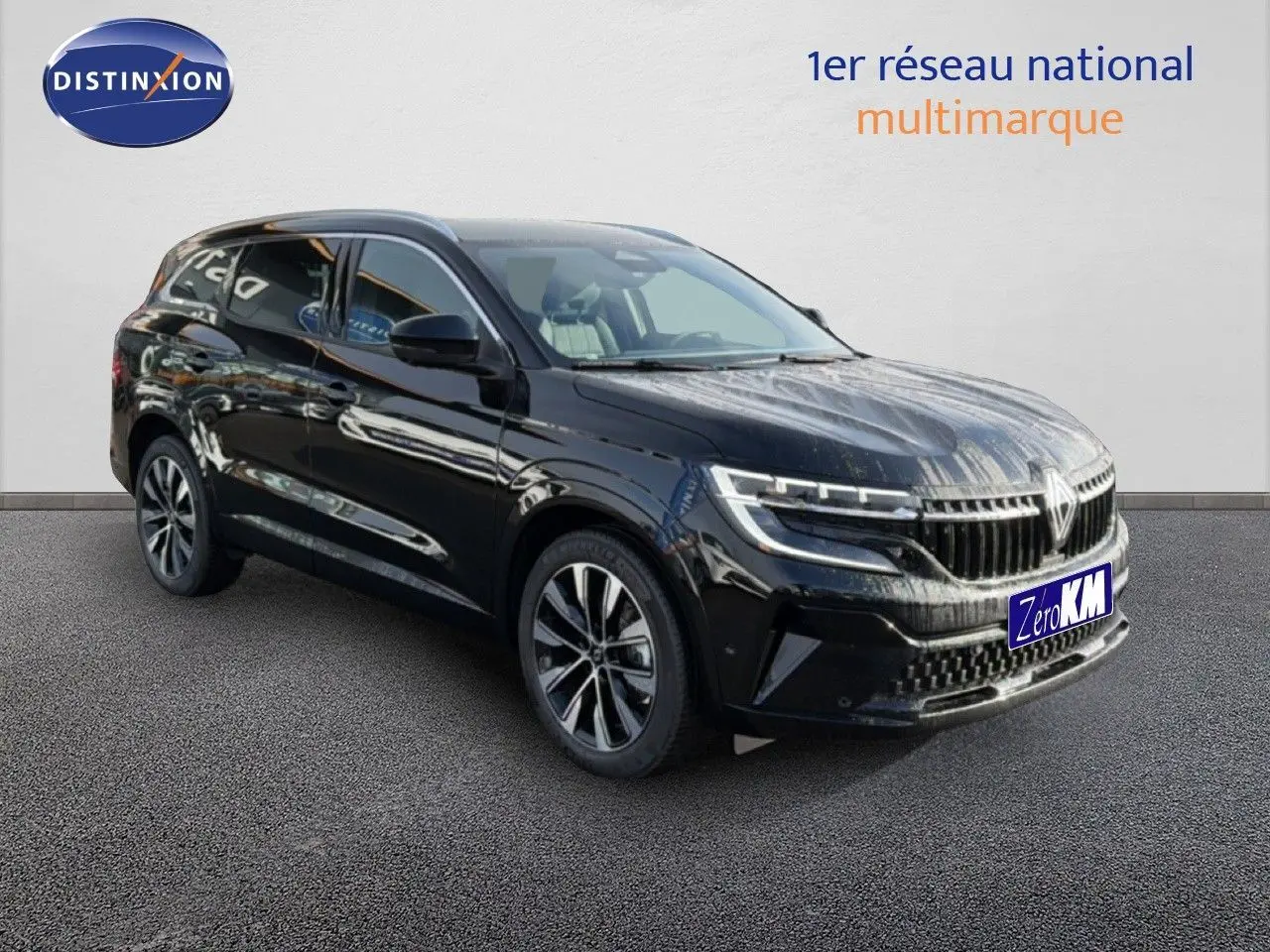 Renault Espace 2025 noir étoile métal en 3/4 avant droit avec calandre distinctive et jantes alliage bicolores.