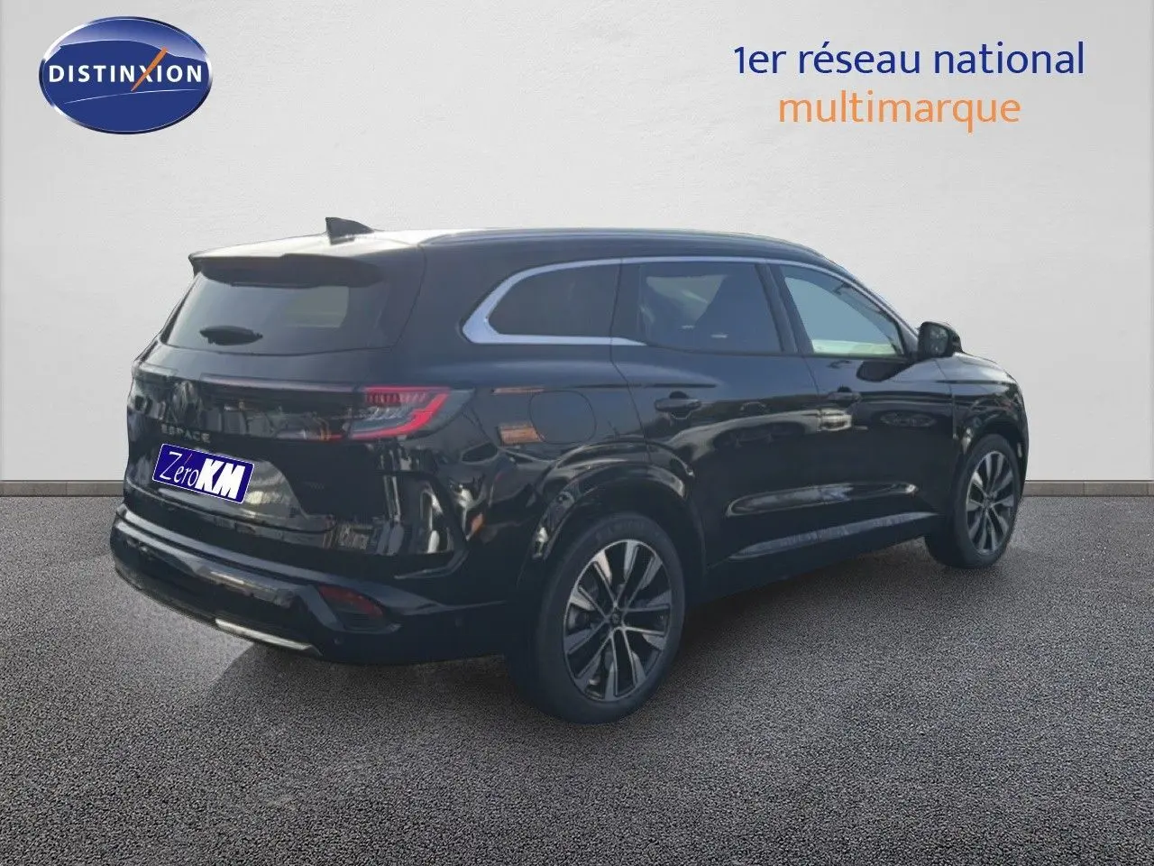 Renault Espace 2025 noir étoile métal, vue 3/4 arrière côté droit, avec jantes alliage et feux LED distinctifs.