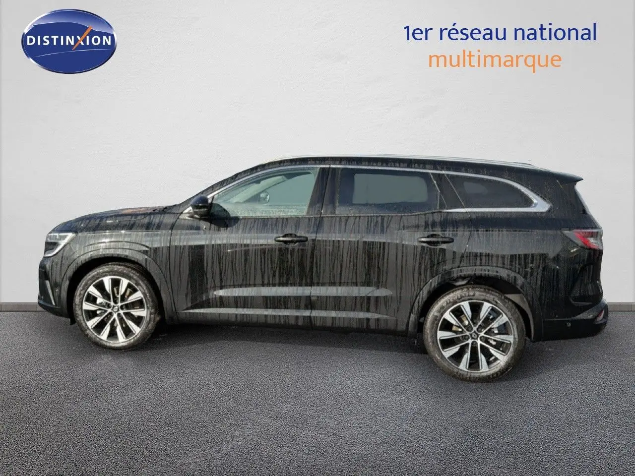 Profil côté gauche d'un Renault Espace 2025 noir étoile métal avec jantes alliage et carrosserie légèrement salie.