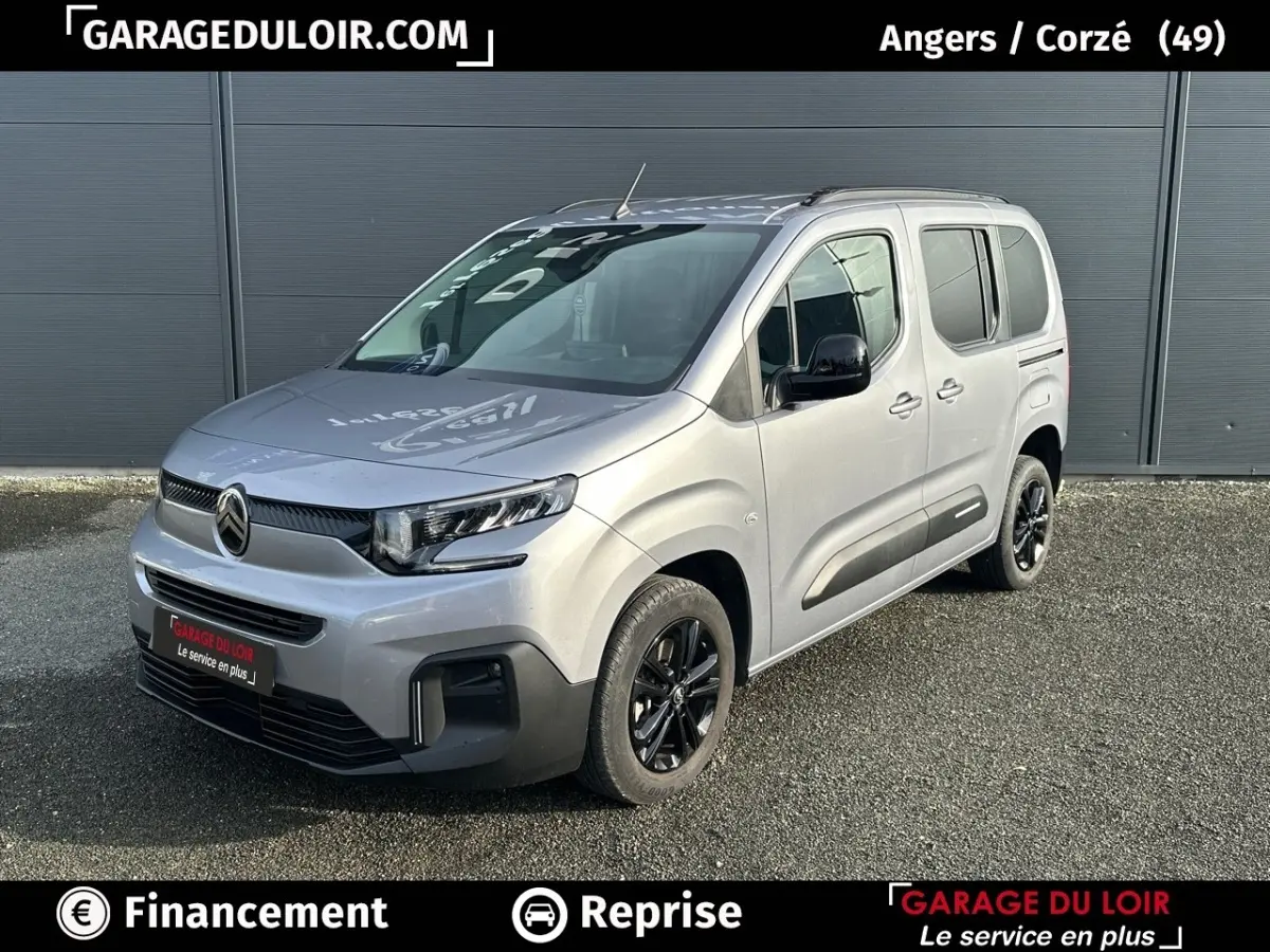 Vue 3/4 avant droite d'un Citroën Berlingo gris clair 2024 avec jantes noires et protections latérales noires.