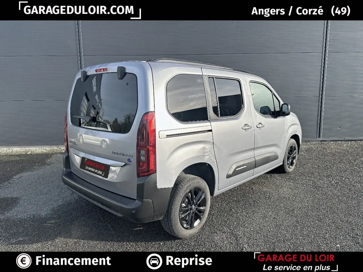 Vue 3/4 arrière droit d'un Citroën Berlingo gris clair avec jantes noires et vitres arrière teintées.