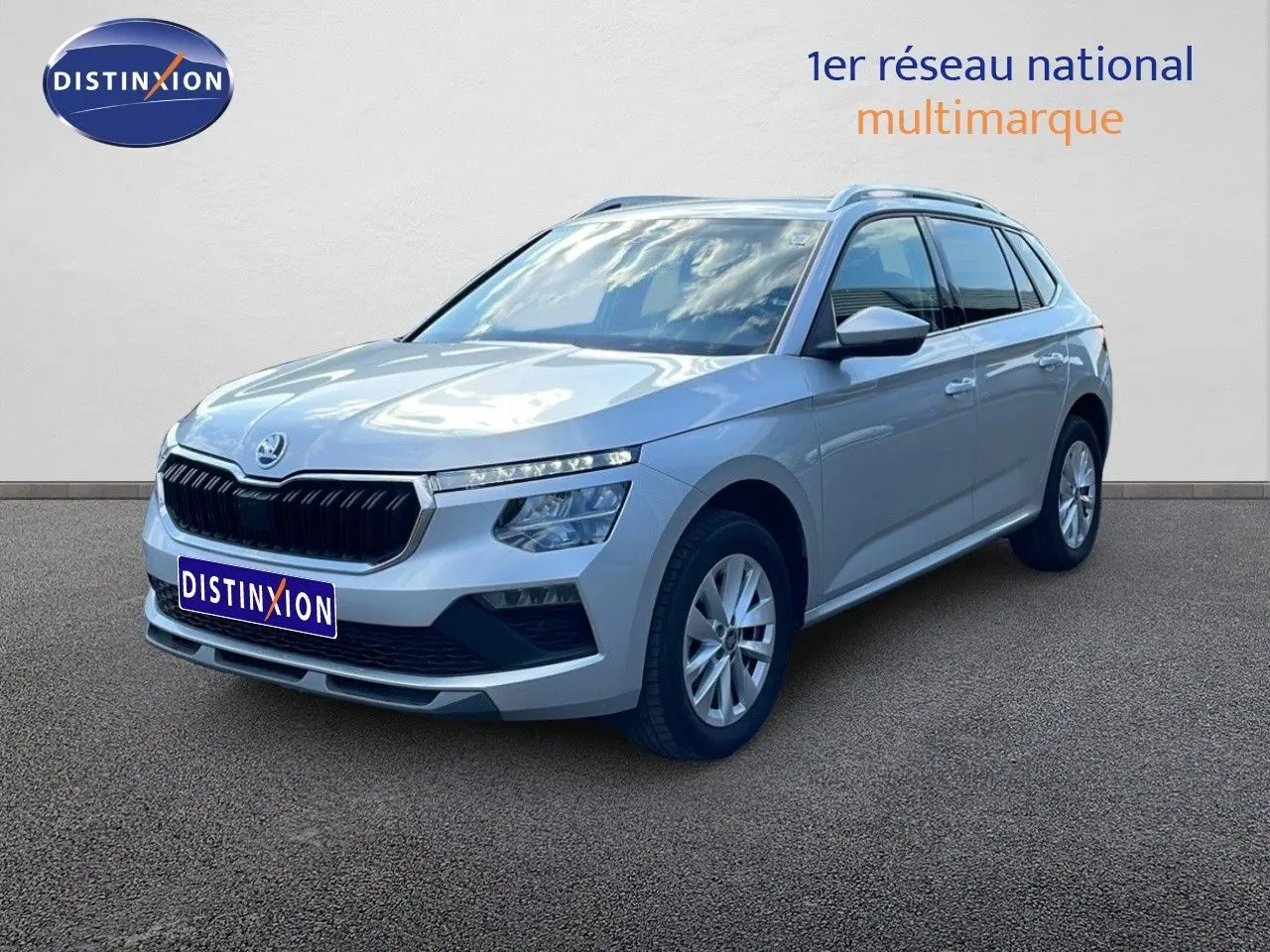 SKODA KAMIQ gris argent métal en vue 3/4 avant droit, avec calandre noire et jantes alliage.