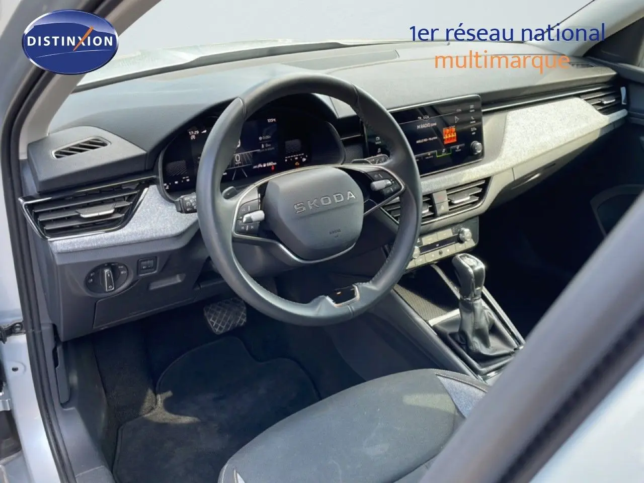 Vue intérieure côté conducteur du Skoda Kamiq 2025, avec volant multifonction et tableau de bord digital.