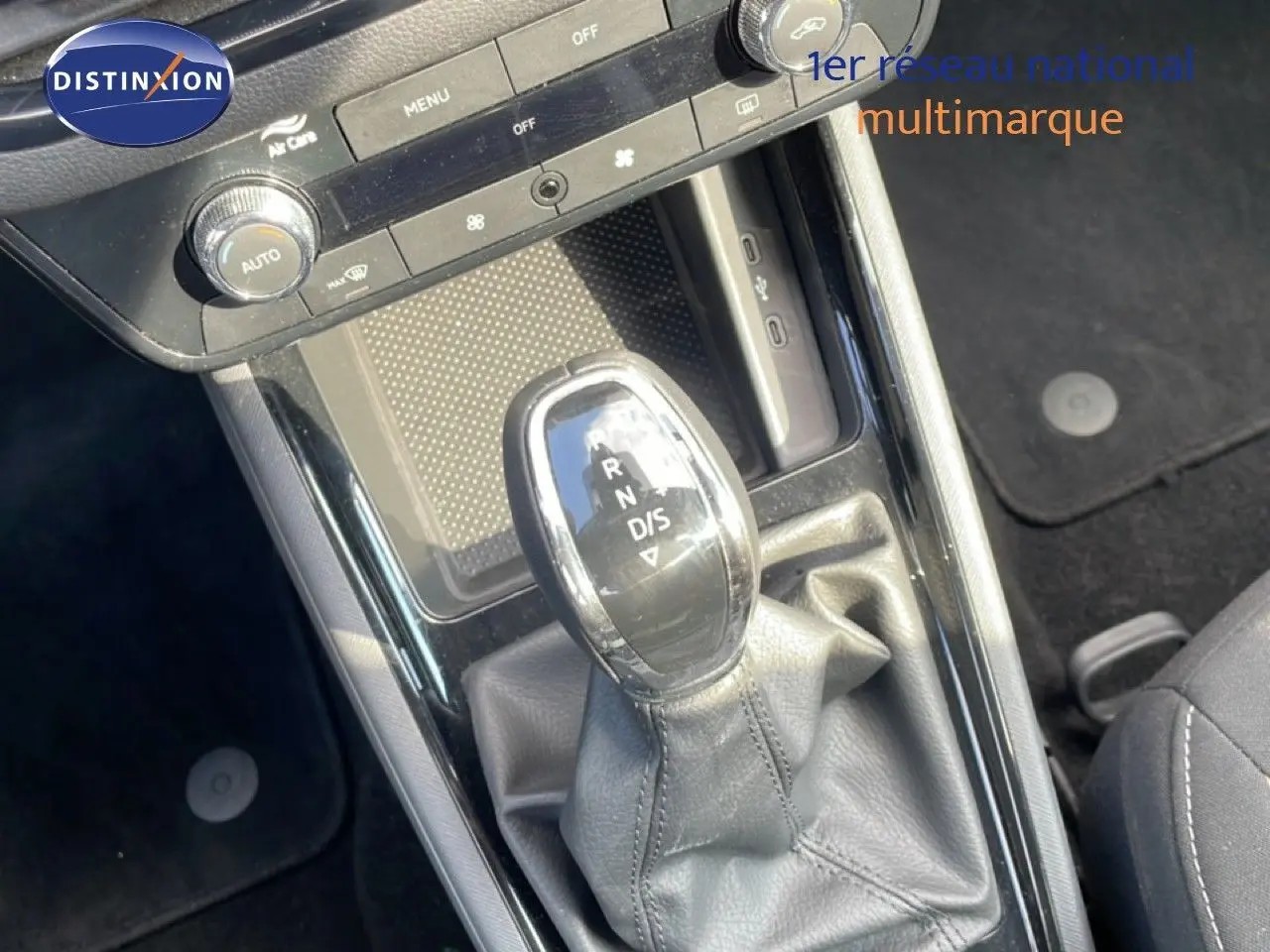 Gros plan sur la console centrale et levier de vitesse automatique d’une Skoda Kamiq gris argent 2025.