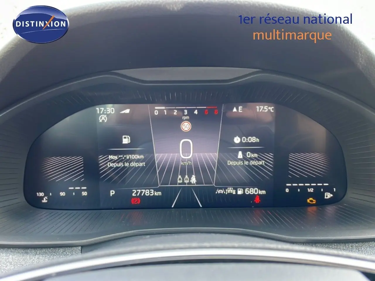 Tableau de bord numérique du Skoda Kamiq 2025 affichant vitesse, température et autonomie, vue frontale rapprochée.