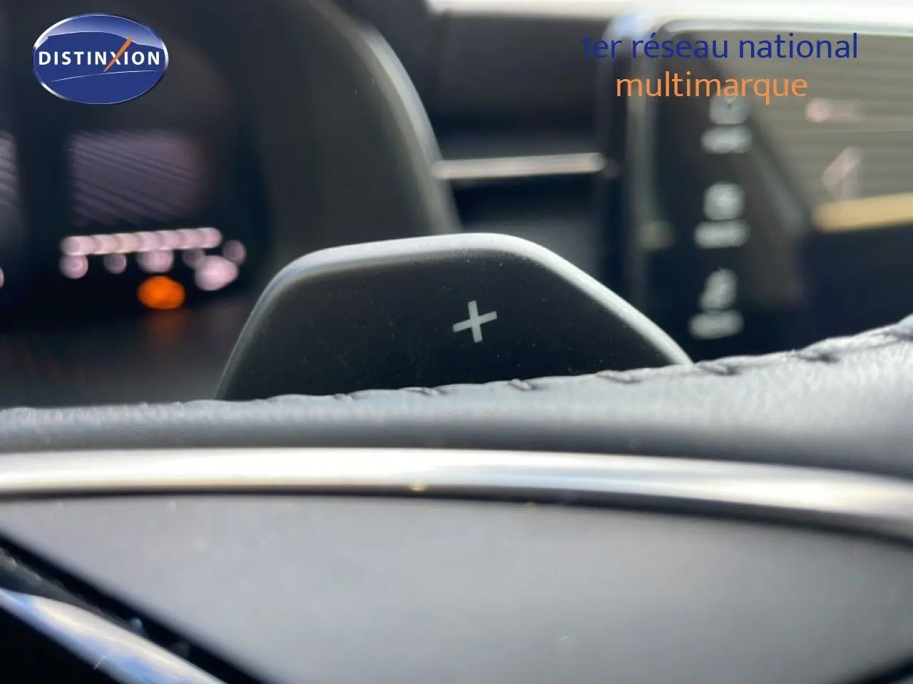 Gros plan intérieur sur la palette de changement de vitesse "+" du volant cuir d'un Skoda Kamiq gris argent 2025.