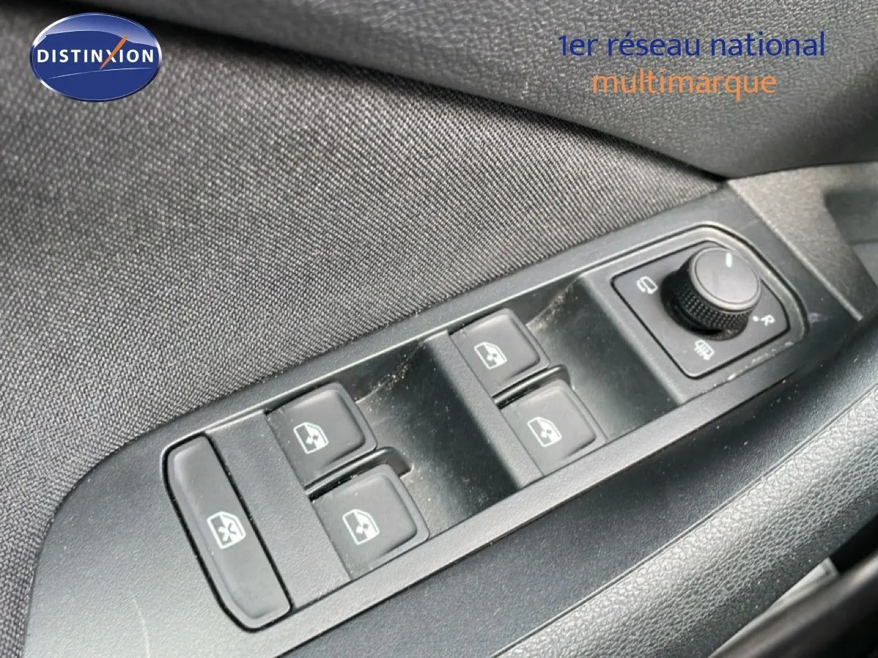 Gros plan sur les commandes des vitres électriques et rétroviseurs dans une Skoda Kamiq gris argent 2025, côté conducteur.