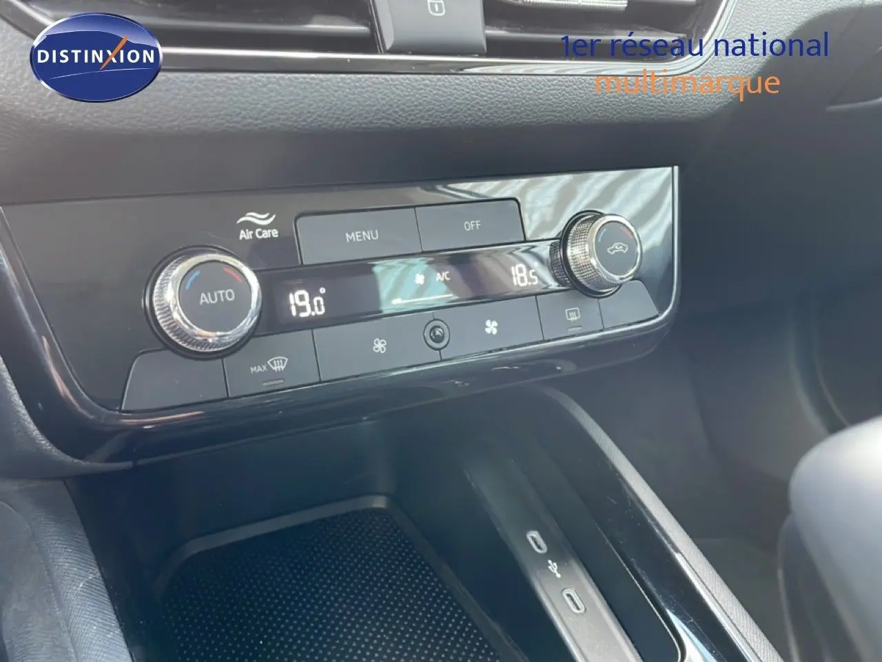 Gros plan sur la console centrale noire du Skoda Kamiq 2025, mettant en valeur la climatisation automatique et les ports USB.