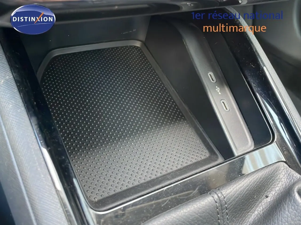 Gros plan sur la console centrale noire avec ports USB du Skoda Kamiq gris argent 2025, version Selection.