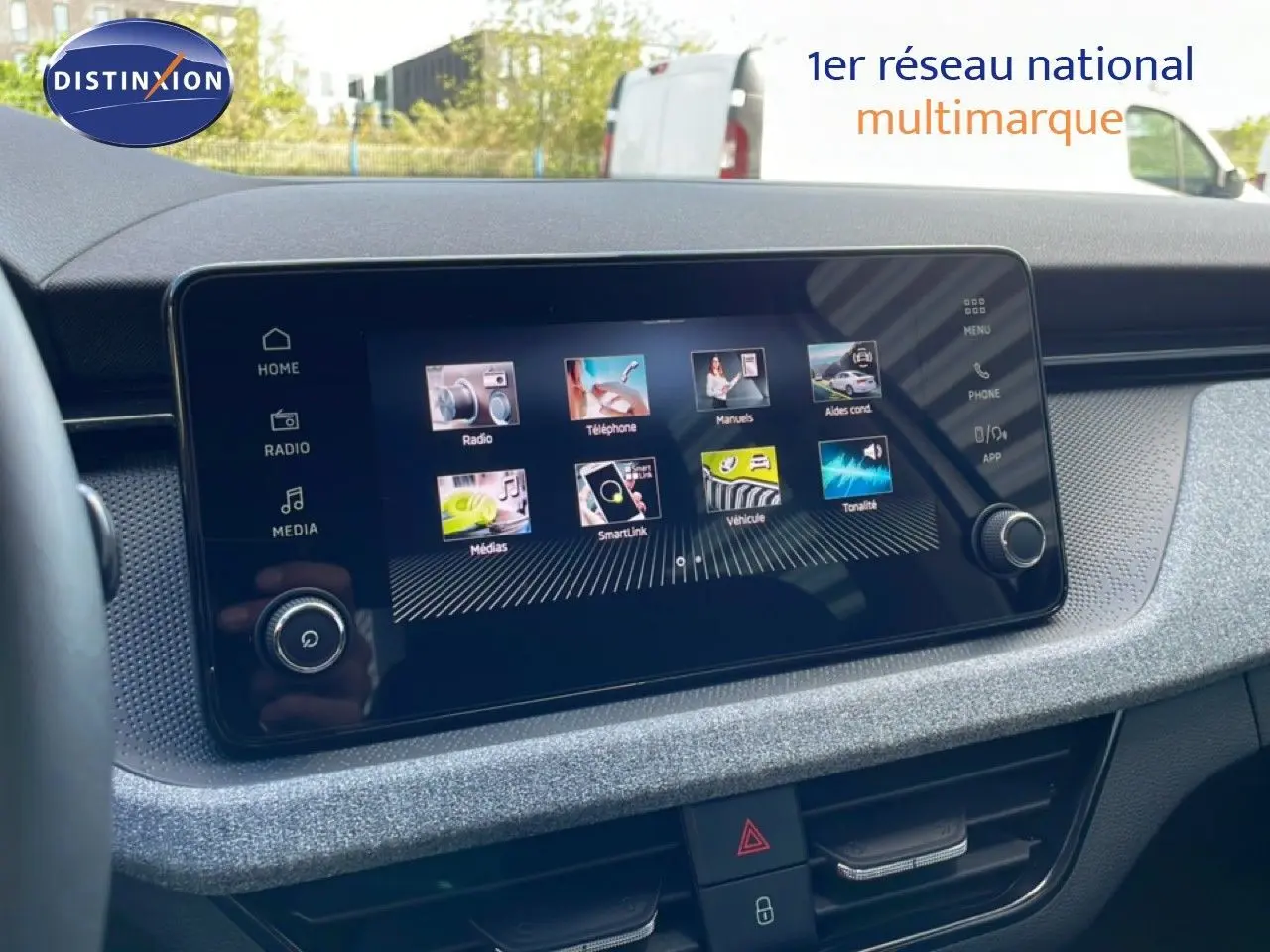 Écran tactile central du tableau de bord du Skoda Kamiq 2025, avec interface multimédia affichée.