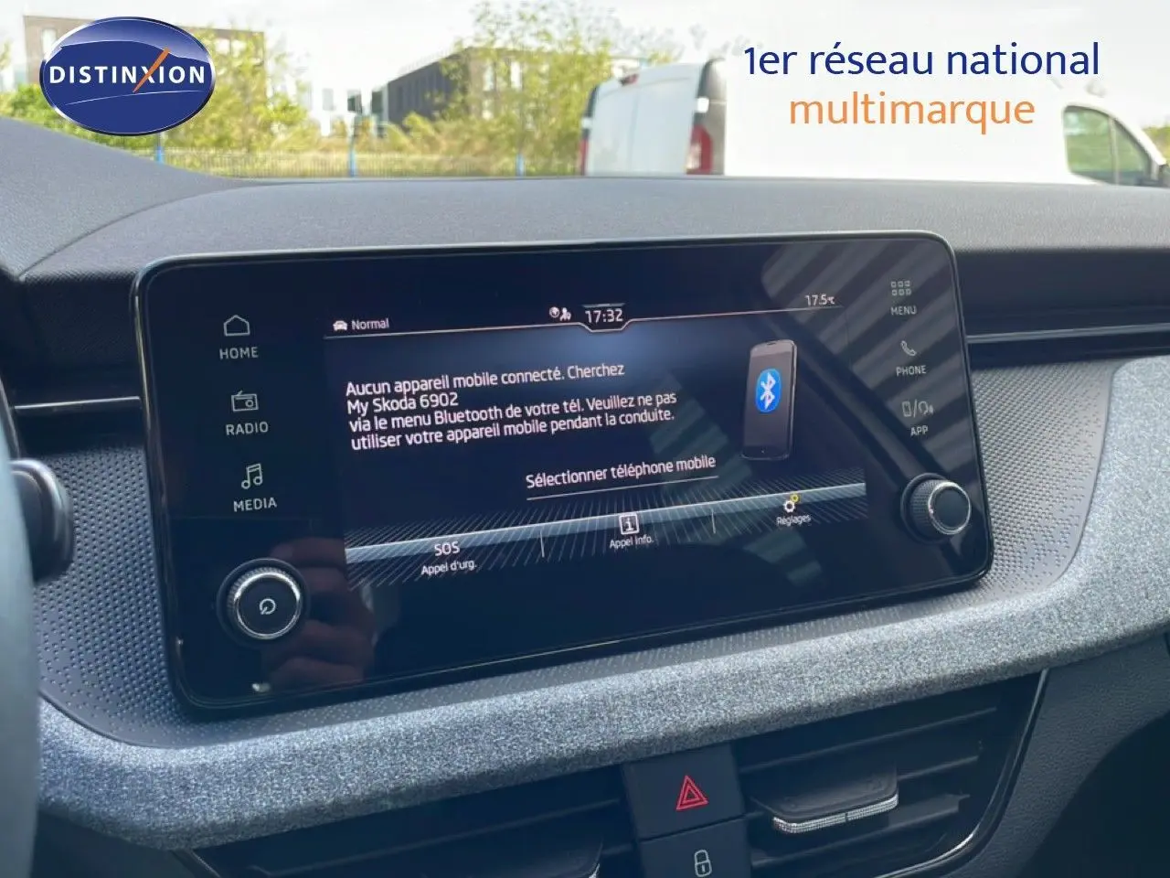 Écran tactile central du tableau de bord d’un Skoda Kamiq gris argent, affichant le menu Bluetooth.