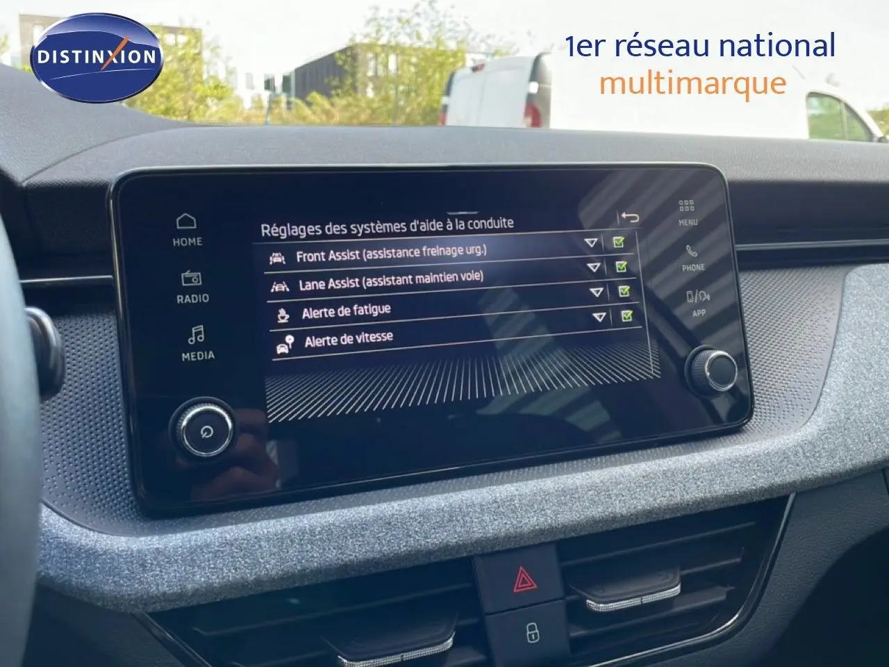 Écran tactile central du Skoda Kamiq 2025 affichant les réglages d’aides à la conduite, intérieur gris argent métallisé.