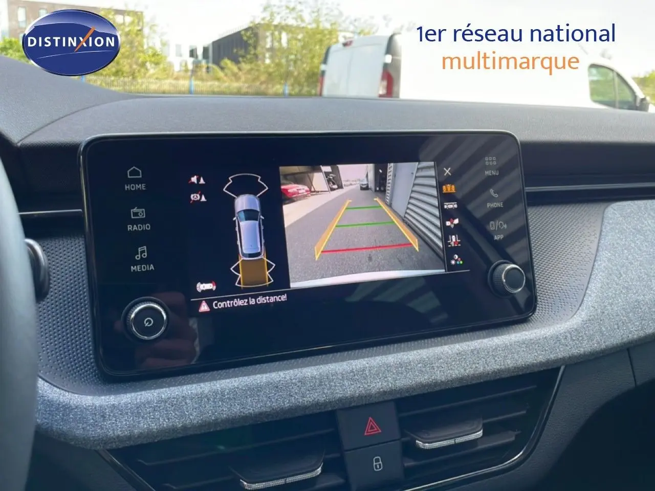 Écran central de la Skoda Kamiq gris argent 2025 montrant la caméra de recul avec guidage de trajectoire.