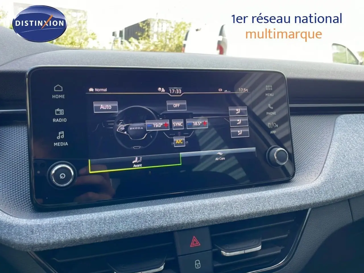 Écran tactile central du tableau de bord du Skoda Kamiq 2025, vue intérieure avec finition gris argent métal.