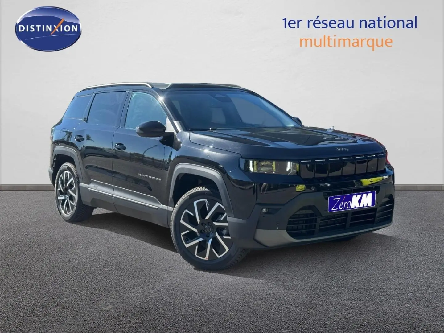 Jeep Compass Yosemite noir avec toit noir, vue 3/4 avant droit mettant en valeur ses jantes alu et calandre distinctive.