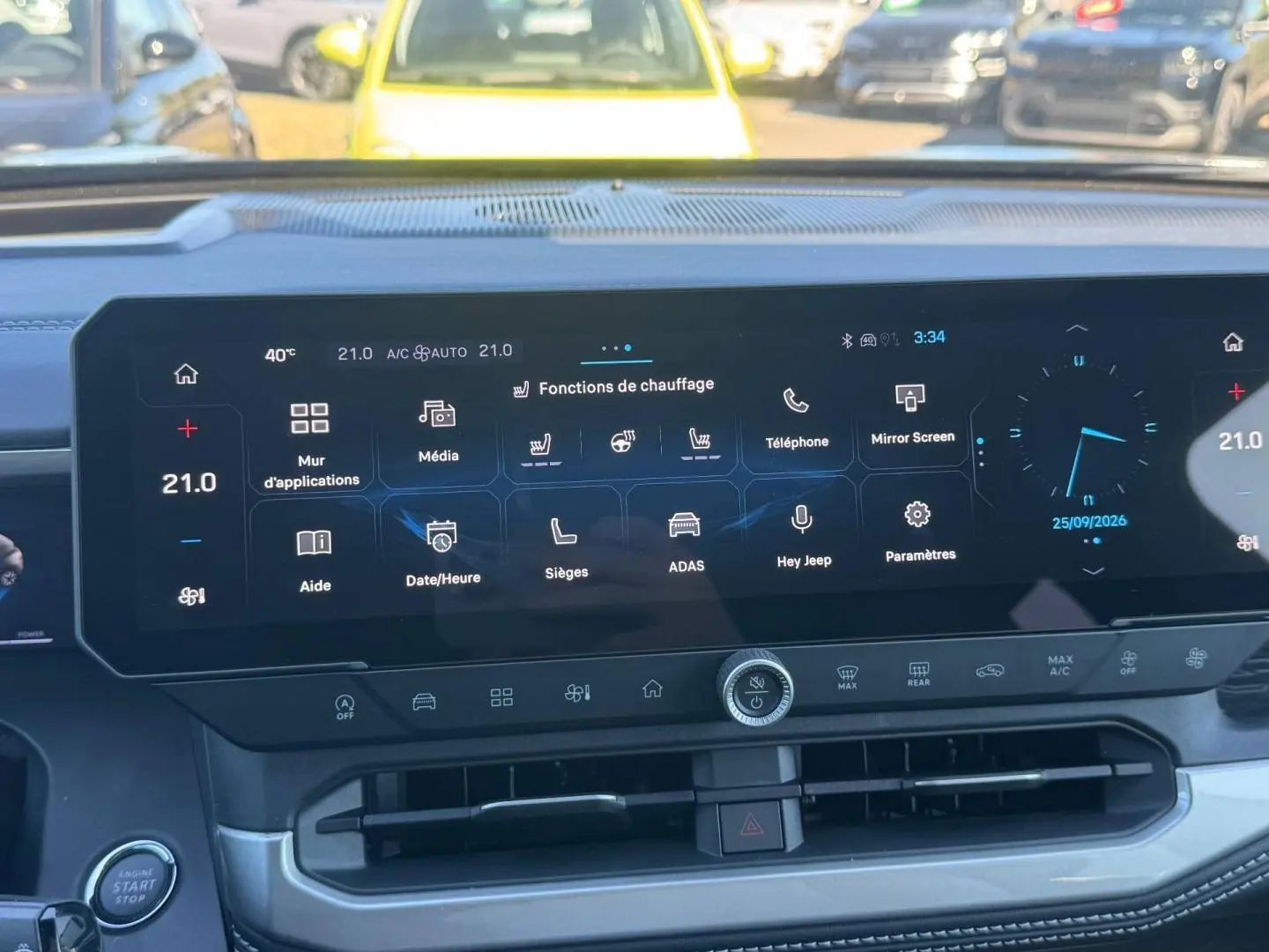 Vue rapprochée de l’écran tactile central du Jeep Compass 2026 avec interface multifonction et commandes climatisation.