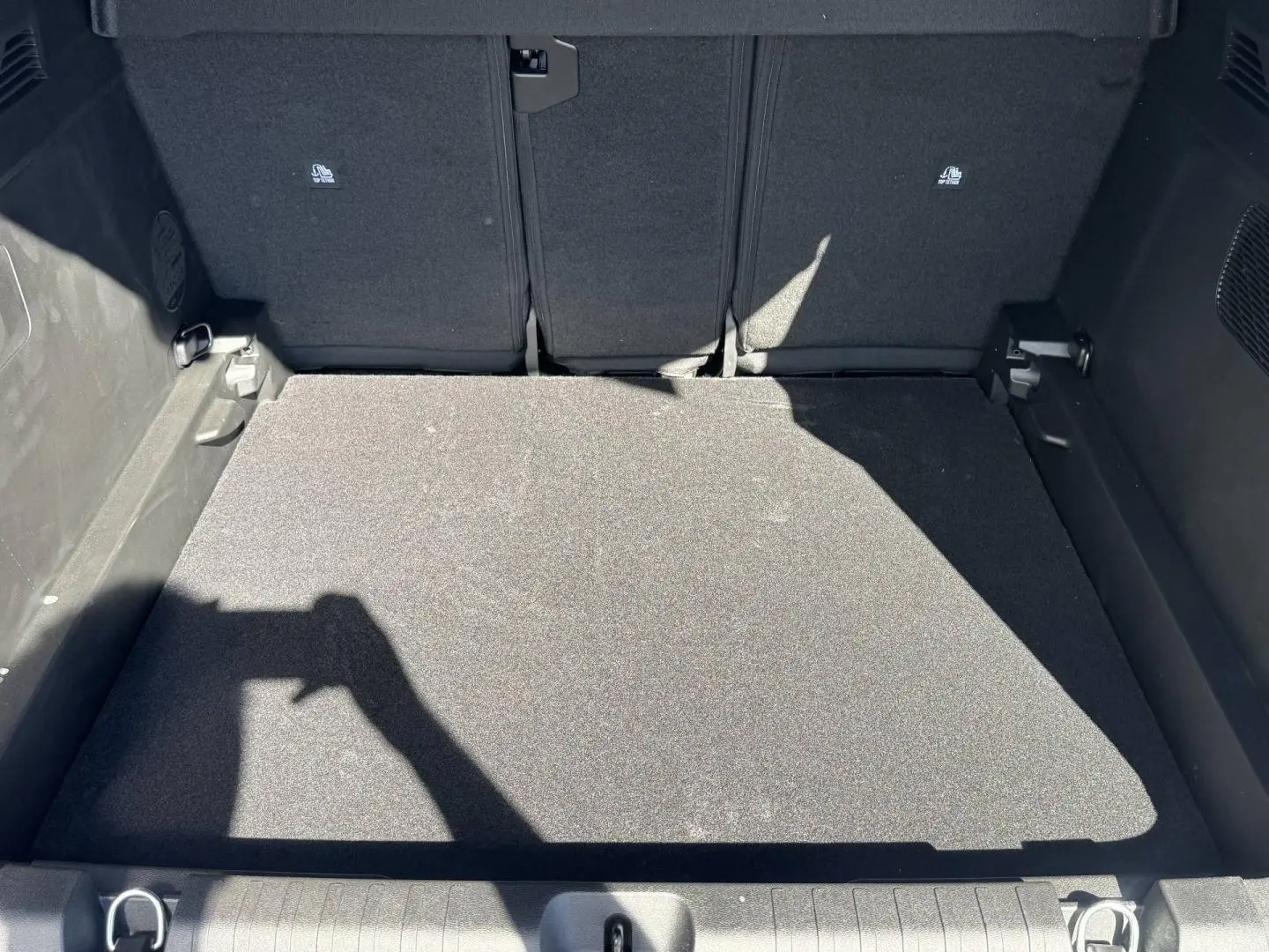 Coffre spacieux vu de dessus du Jeep Compass 2026, revêtement intérieur gris foncé uniforme.