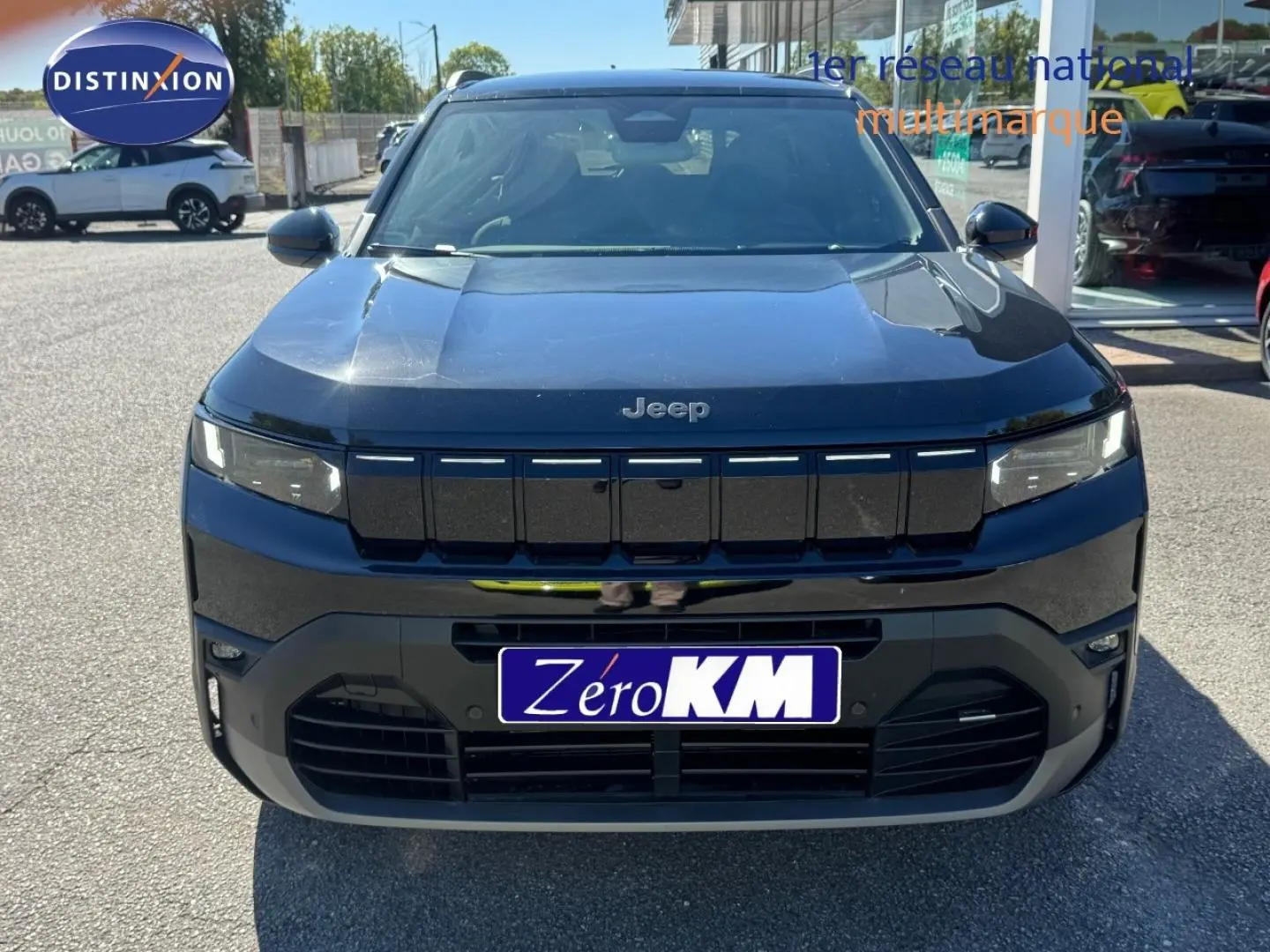 Vue de face du Jeep Compass 2026 Yosemite noir avec calandre distinctive et logo Jeep visible sur le capot.