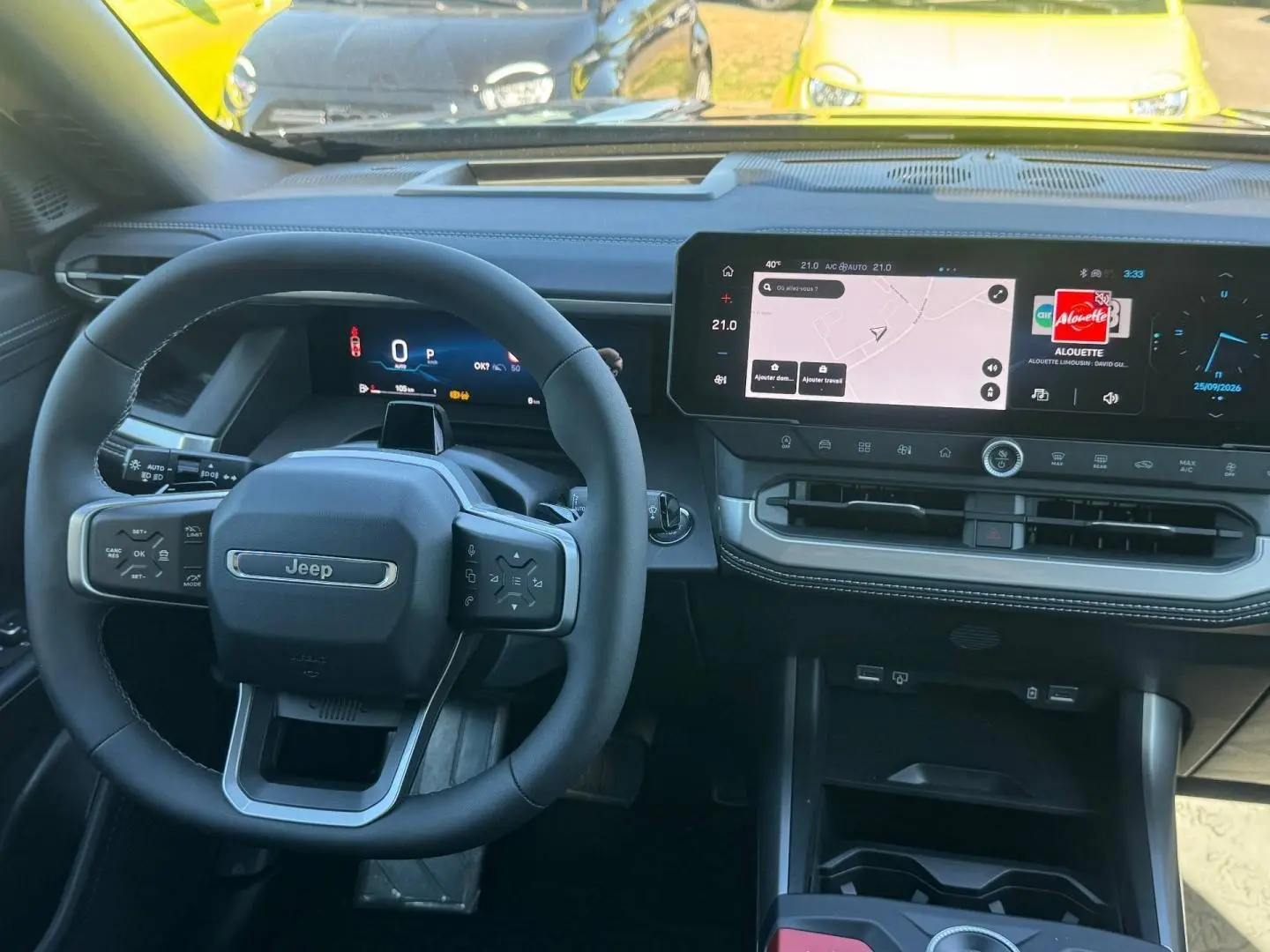 Vue intérieure du tableau de bord et volant Jeep Compass 2026 avec écran tactile et affichage numérique moderne.