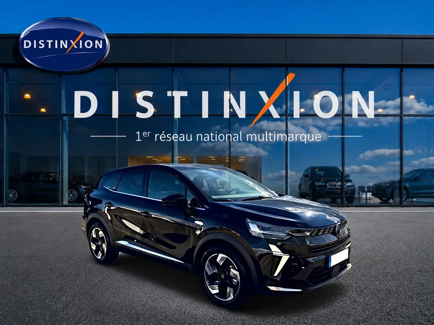 Vue 3/4 avant droite d'une Renault Symbioz noire étoile, avec jantes alu et détails chromés sous un ciel bleu.