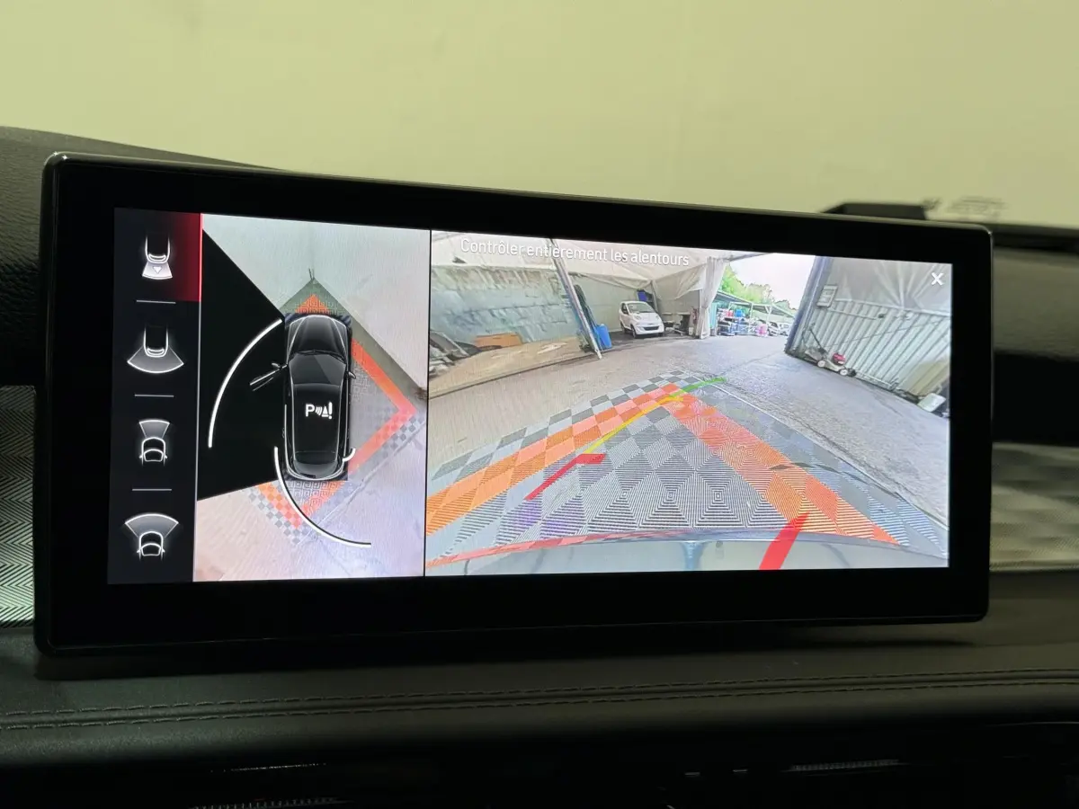 Affichage écran tactile intérieur montrant la caméra de recul et l'aide au stationnement du tableau de bord ALFA ROMEO Tonale rouge