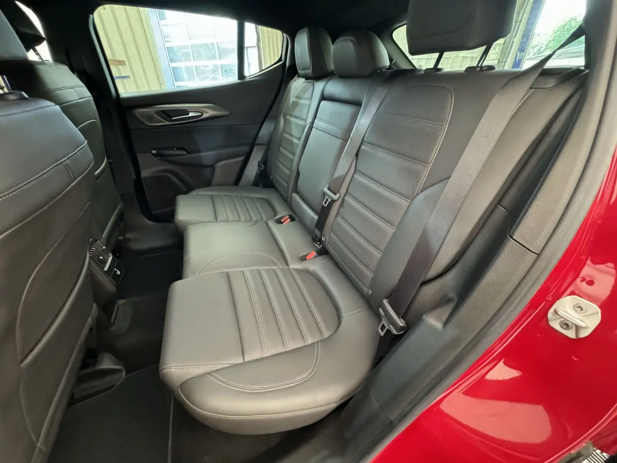 Vue côté droit de la banquette arrière en cuir noir dans l'Alfa Romeo Tonale rouge édition spéciale 2023.