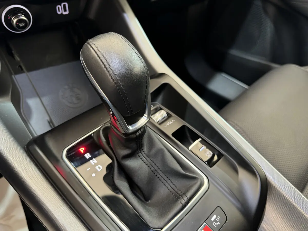 Le levier de vitesses noir en cuir de l'Alfa Romeo Tonale 2023, vue rapprochée de la console centrale.