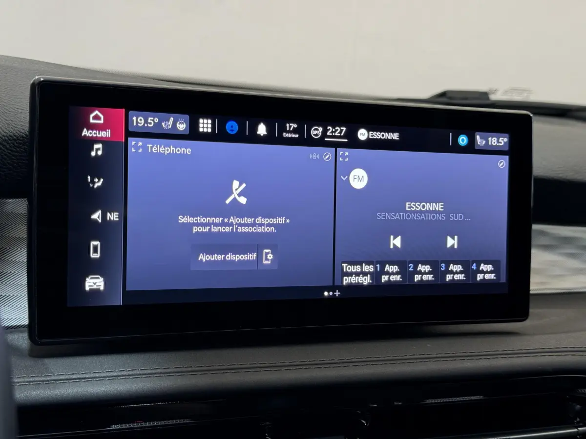 Écran tactile central de 26,2 cm affichant menu téléphone et radio dans l'Alfa Romeo Tonale rouge 2023.
