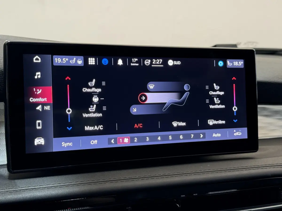 Écran tactile central affichant la climatisation digitale dans l'Alfa Romeo Tonale rouge, vue intérieure rapprochée.