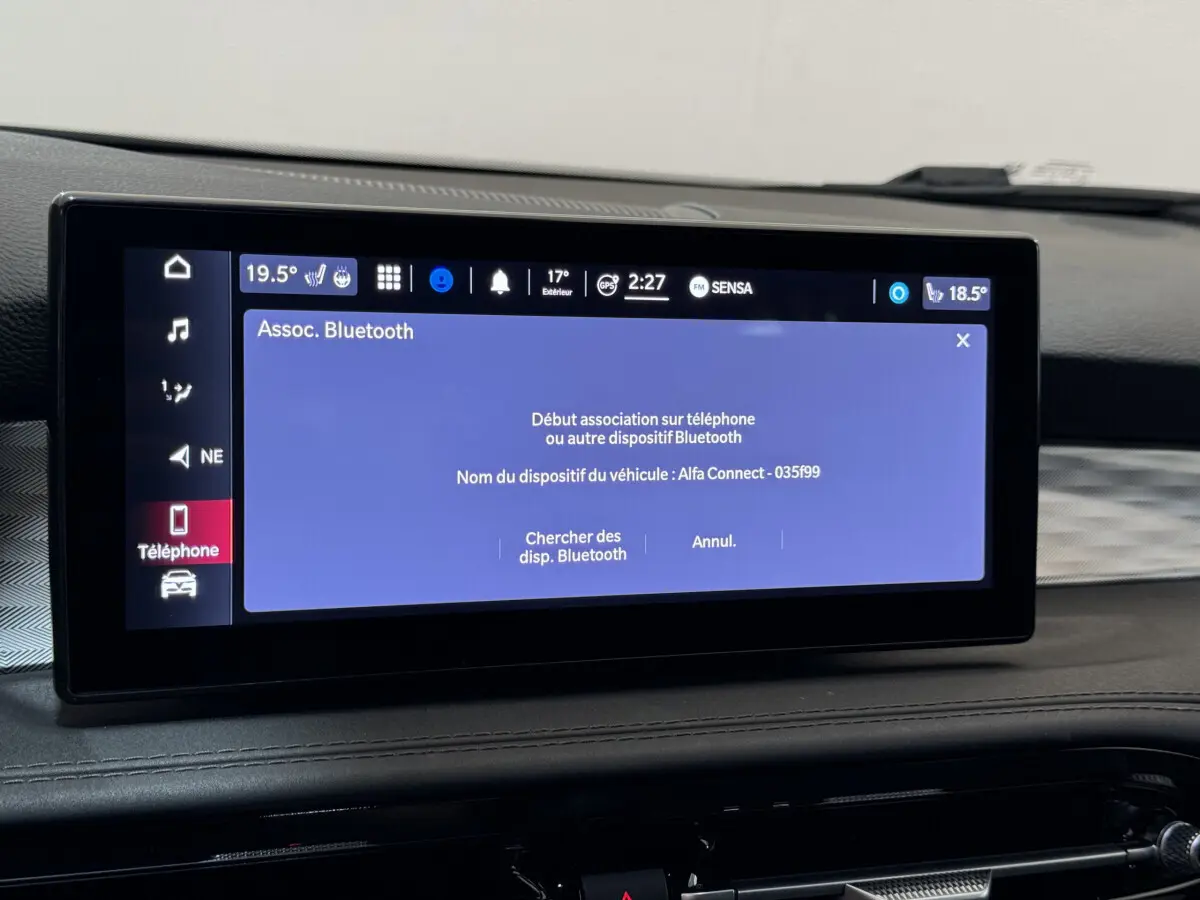 Écran tactile central affichant l'association Bluetooth dans l'habitacle de l'Alfa Romeo Tonale rouge 2023