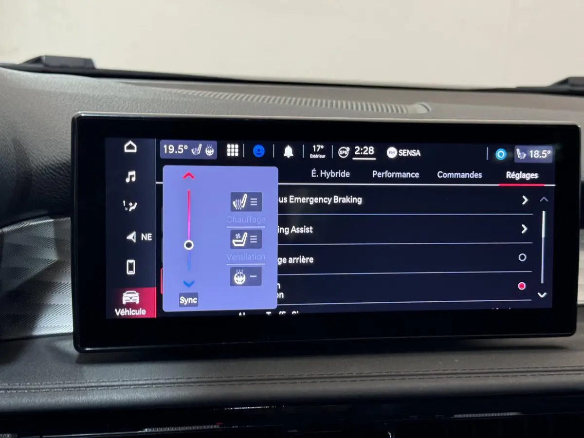 Écran tactile central de l'Alfa Romeo Tonale 2023 affichant les réglages de climatisation et d'assistance au freinage