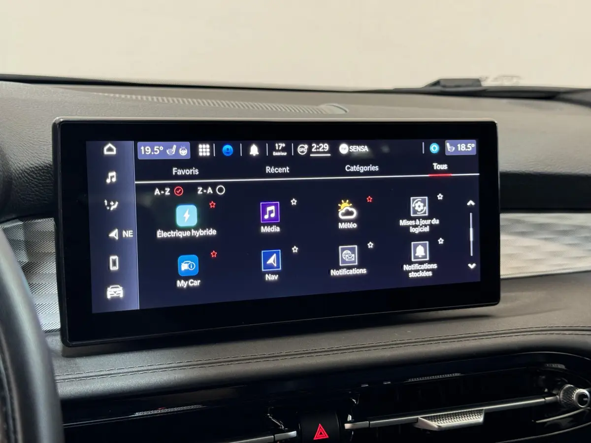 Écran tactile central de 26,2 cm affichant le menu multimédia dans l'habitacle de l'Alfa Romeo Tonale rouge.