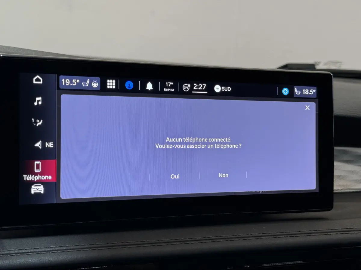 Écran tactile central du tableau de bord de l'Alfa Romeo Tonale rouge, affichant la connexion téléphone.