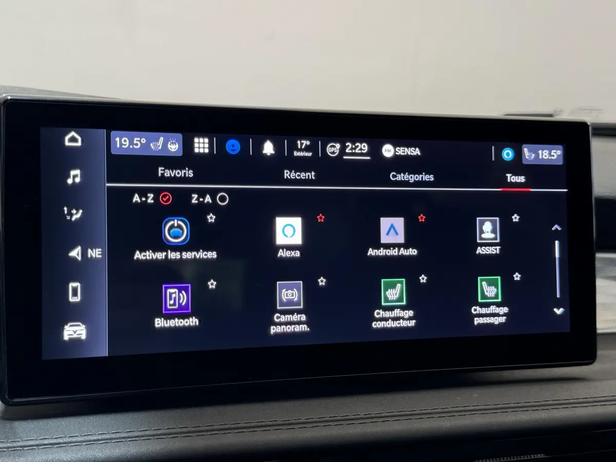 Écran tactile central de l'Alfa Romeo Tonale rouge 2023 affichant les options Alexa et Android Auto