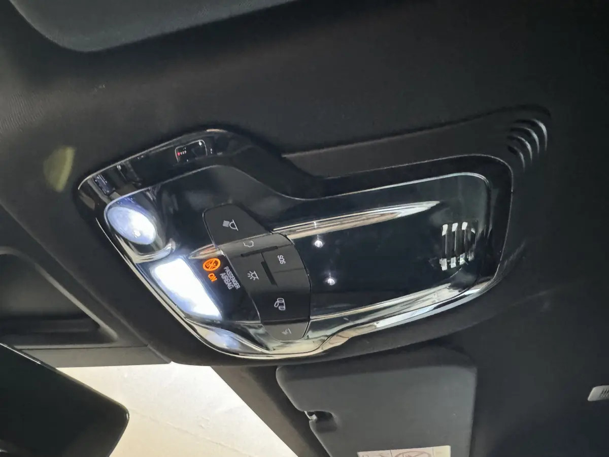 Plafonnier intérieur noir avec commandes d'éclairage et témoin passager actif dans un Alfa Romeo Tonale rouge 2023