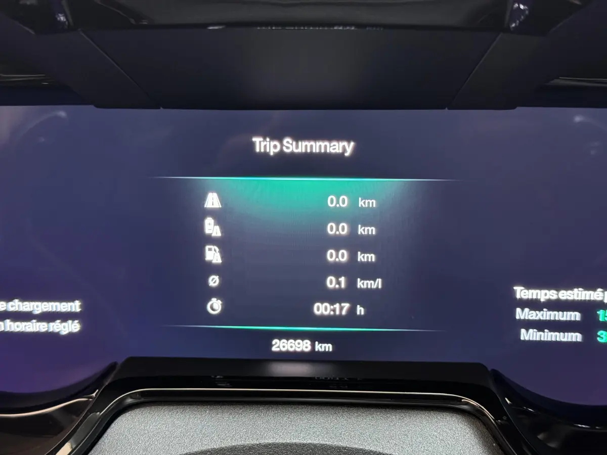 Affichage numérique du tableau de bord de l'Alfa Romeo Tonale rouge, montrant le résumé du trajet et le kilométrage.